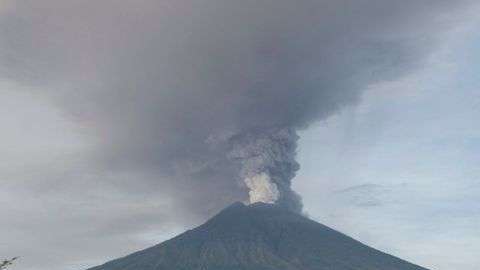La turística isla de Bali está en alerta máxima por la inminente erupción del volcán Agung, inactivo desde enero de 1964.