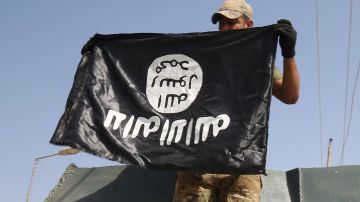 La bandera de ISIS es un símbolo adorado por los terrorista.