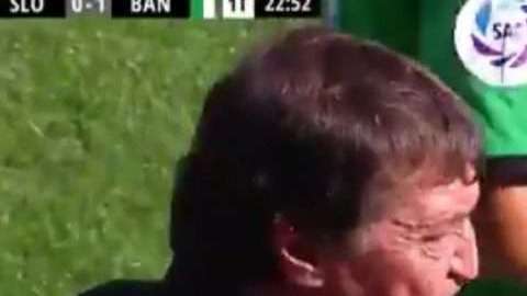 Falcioni, técnico de Banfield se molestó tras una decisión arbitral.