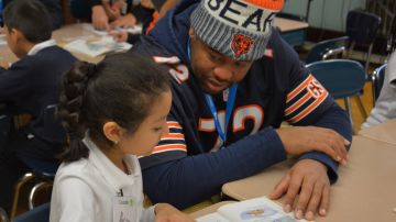 El tackle Charles Leno, de los Chicago Bears,participa en iniciativas de promoción de la lectura.