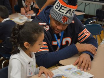 El tackle Charles Leno, de los Chicago Bears,participa en iniciativas de promoción de la lectura.
