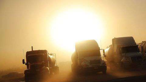 Camiones preparados para el transporte de gas en Odessa, Texas.