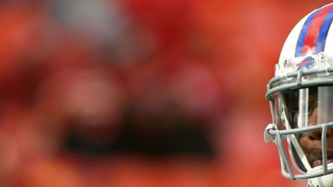 Zay Jones reta las leyes de la física.