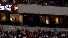 Acción del histórico juego entre los Cardinals de Arizona y los 49ers de San Francisco el 2 de octubre de 2005 en el Estadio Azteca. Fue el primer encuentro oficial de la NFL efectuado fuera de Estados Unidos.