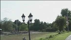 Un vecino de Osceola se encontró la entrada de su casa pavimentada con bloques de cemento.