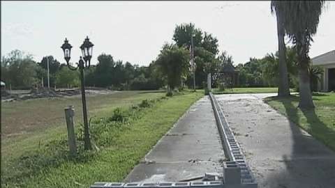 Un vecino de Osceola se encontró la entrada de su casa pavimentada con bloques de cemento.
