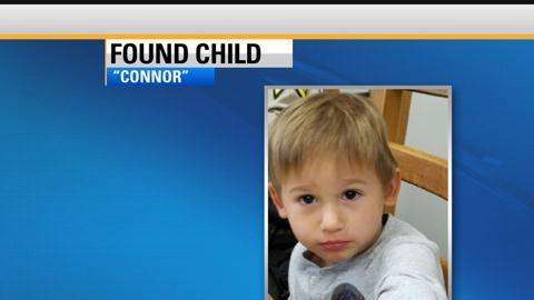 Un niño es encontrado deambulando solo en un tienda, horas después encuentran a los padres.