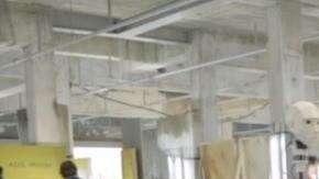 Outrospectre está construido con una cabeza robótica ubicada detrás de un usuario que porta unas gafas de realidad virtual.