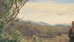 La joven está distraída con algo que pareciera un smartphone y no se da cuenta que un enamorado la espera.