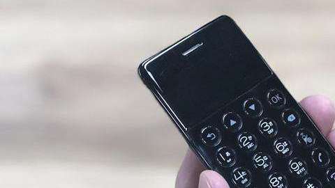 Este teléfono lo puedes llevar incluso en tu cartera.