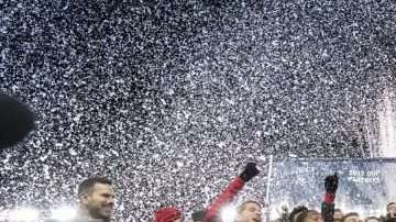 El momento en que los jugadores de Toronto FC levantan la Copa de Campeones de la Conferencia Este de la MLS.