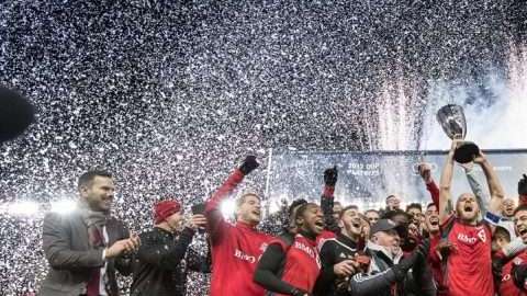 El momento en que los jugadores de Toronto FC levantan la Copa de Campeones de la Conferencia Este de la MLS.