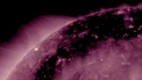 Los agujeros coronales son áreas magnéticamente abiertas en el Sol.