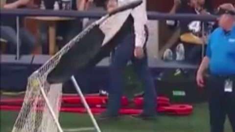 El punter de los Chargers Drew Kaser calentando para suplir a Nick Novak ante los Dallas Cowboys.