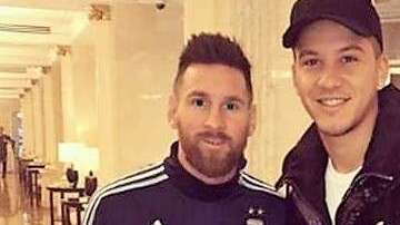 Sebastián Driussi se tomó una foto con Messi, quien lo confundió con un fan.