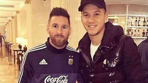 Sebastián Driussi se tomó una foto con Messi, quien lo confundió con un fan.