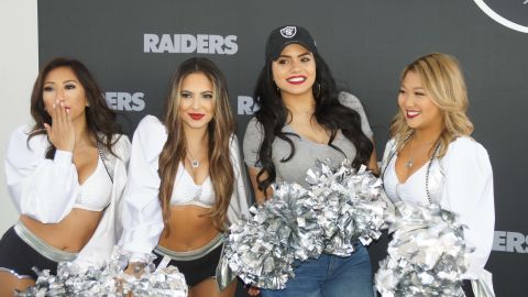 La actriz también posó como todo una Raiderette.