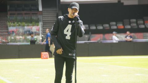 Luis Coronel en el soundcheck en el Estadio Azteca.