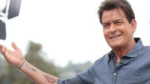 Charlie Sheen vuelve a prenderle fuego a Hollywood.