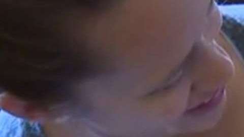 Ella, en la foto con su madre y su hermano mayor, nació en el automóvil de la familia afuera de la sala de emergencias del hospital.