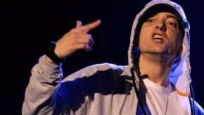 El rapero regresa con 'Walk on Water'.