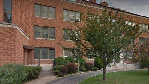 La escuela ubica en Williamsbridge Road cerca de Astor Ave. en Allerton.
