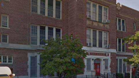 Los detenidos son estudiantes de Intermediate School 102, en Elmhurst. 