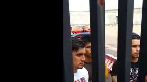 Los jugadores de Pumas Josecarlos Van Rankin (izq.), Jesús Gallardo (centro) y David Cabrera (der.), escucharon atentos a los aficionados y ofrecieron disculpas.