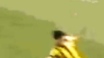 Una brutal entrada en el partido Sub 17 entre el Fenerbahce y el Galatasaray. (Foto: Especial / Captura TV)