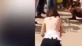 La mujer no tuvo reparo en quitarse la bulsa en plena calle.