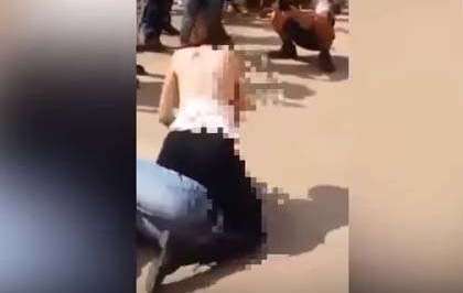 La mujer no tuvo reparo en quitarse la bulsa en plena calle.