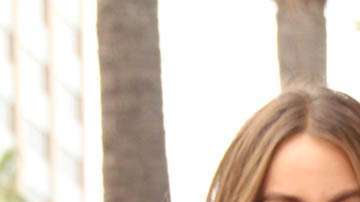 Manolo acompañando a su madre en la presentación de la estrella de la actriz en el Paseo de la Fama.