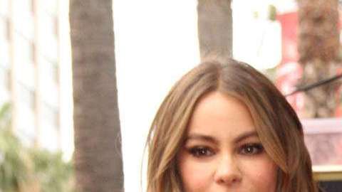 Manolo acompañando a su madre en la presentación de la estrella de la actriz en el Paseo de la Fama.