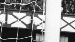 El portero ruso Lev Yashin, en plena acción ante Alemania en Goodison park, Liverpool durante un partido del Mundial Inglaterra 66. (Foto: Central Press/Getty Images)
