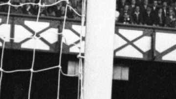 El portero ruso Lev Yashin, en plena acción ante Alemania en Goodison park, Liverpool durante un partido del Mundial Inglaterra 66. (Foto: Central Press/Getty Images)