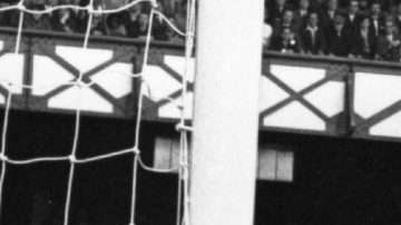 El portero ruso Lev Yashin, en plena acción ante Alemania en Goodison park, Liverpool durante un partido del Mundial Inglaterra 66. (Foto: Central Press/Getty Images)