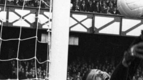 El portero ruso Lev Yashin, en plena acción ante Alemania en Goodison park, Liverpool durante un partido del Mundial Inglaterra 66. (Foto: Central Press/Getty Images)