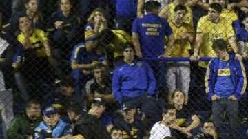 Aficionados de Boca Juniors tras el episodio del gas pimienta en el túnel por donde regresaban los jugadores de River Plate al campo de la Bombonera.   (Foto: JUAN MABROMATA/AFP/Getty Images)