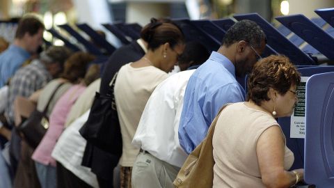 Los latinos tienen más baja propensidad a votar que otros grupos y por eso no tienen más representantes a todo nivel (Foto: archivo)