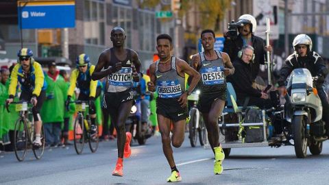 Ghirmay Ghebreslassie (centro), es el actual campeón. DON EMMERT/AFP/Getty Images