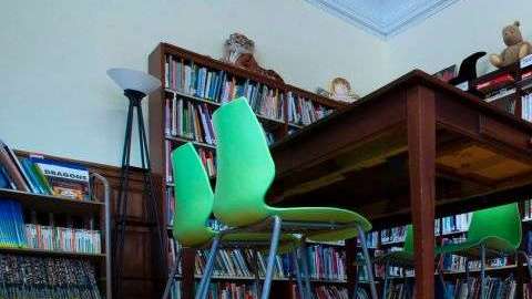 La ubicación de la biblioteca es uno de sus mayores atractivos.