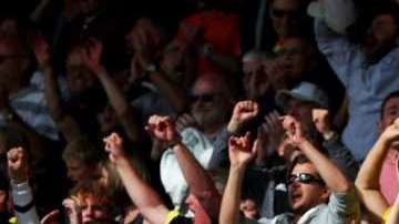 Aficionados del Watford pudieron llegar al encuentro con Newcastle gracias a la dirigencia de su club. (Foto: Dan Istitene/Getty Images)