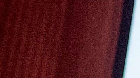 El Dr. Steve Larson, Director Ejecutivo de Puentes de Salud recibe un cheque de 10,000 dólares de HBO.  (Lisa Lake/Getty Images for HBO)