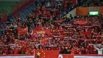 Aficionados chinos apuntalan el plan del gobierno de su país para optar por una candidatura para organizar un Mundial de fútbol. (Foto: TORU YAMANAKA/AFP/Getty Images)