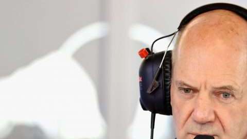 Adrian Newey, ahora oficial técnico en jefe de la escudería Red Bull, mira con nostalgia el pasado, sobre todo cuando le mencionan el nombre de Ayrton Senna. (Foto: Mark Thompson/Getty Images)