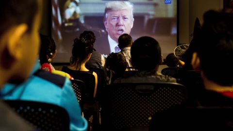 Trump dio la bienvenida a nuevos  ciudadanos en una ceremonia organizada en  Halloween.