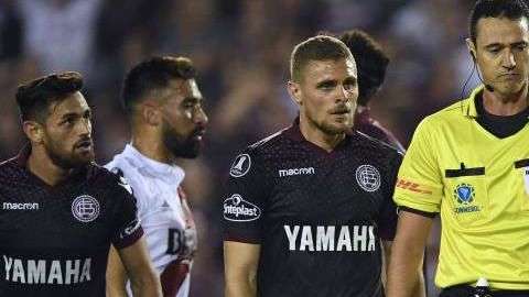 El árbitro de Lanús-River fue Wilmar Roldán.  EITAN ABRAMOVICH/AFP/Getty Images
