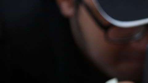 Checa los precios oficiales de Apple.