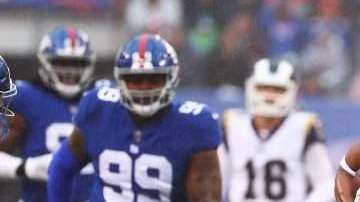 Robert Woods de Los Angeles Rams anota un touchdown mientras varios jugadores de New York Giants lo persiiguen. (Foto: Al Bello/Getty Images)