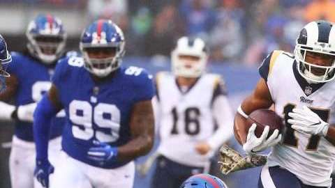Robert Woods de Los Angeles Rams anota un touchdown mientras varios jugadores de New York Giants lo persiiguen. (Foto: Al Bello/Getty Images)